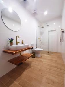 Ett badrum på H2Viola & Spa