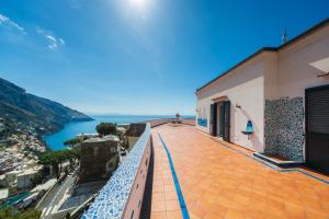 balcone di un edificio con vista sull'acqua di YourHome - Lorena Maria House Positano a Positano