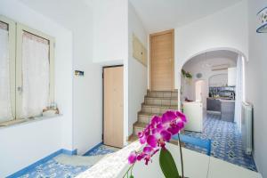 una casa con un fiore viola in mezzo a un corridoio di YourHome - Lorena Maria House Positano a Positano