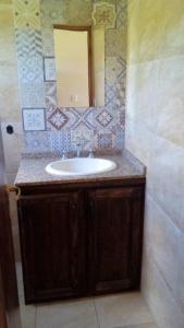 ein Bad mit einem Waschbecken und einem Spiegel in der Unterkunft Naure Casas Serranas in Quebrada de los Pozos
