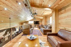 uma sala de estar com um sofá e uma mesa em Early Cabin with Deck about 20 Mi to Lake Brownwood! em Early