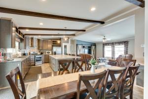 uma cozinha e sala de jantar com mesa e cadeiras em Spacious Tierra Amarilla Ranch House with Deck! 