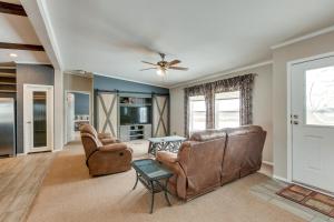 uma sala de estar com mobiliário de couro e uma ventoinha de tecto em Spacious Tierra Amarilla Ranch House with Deck! 