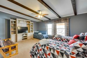 uma sala de estar com um sofá e uma televisão em Spacious Tierra Amarilla Ranch House with Deck! 
