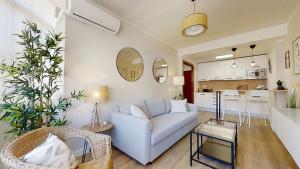 sala de estar con sofá y mesa en Porvenir Diseño Moderno, en Jerez de la Frontera