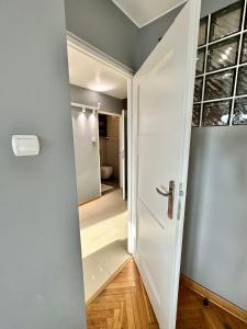 una puerta que conduce a un baño con aseo en VIEW metro WiFi 1GB 80'TV Netflix Disney+ HBO, en Varsovia 61 fotos más