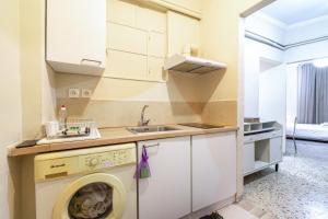 A kitchen or kitchenette at Zacharitsa APT at Acropolis up 4 guests by LODGESPOT