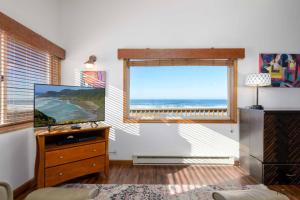 a living room with a large window with a view of the ocean at Pacific Lookout in Florence