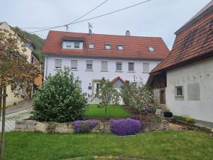 una gran casa blanca con techo rojo en Ferienwohnung Anita, en Wolpertshausen