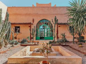 un edificio con un patio con cactus en LE BLED DE GRE, en Marrakech