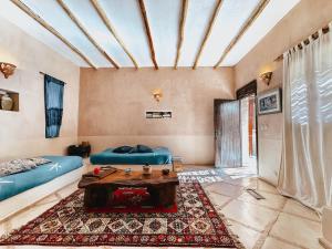Habitación con cama y mesa. en LE BLED DE GRE, en Marrakech