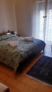 ein Schlafzimmer mit einem Bett mit zwei Kissen darauf in der Unterkunft Lontano dal caos a due passi dal mare in Condrò
