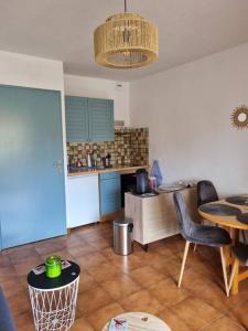 salon ze stołem i kuchnią w obiekcie studio cabine. Terrasse w mieście Le Lavandou