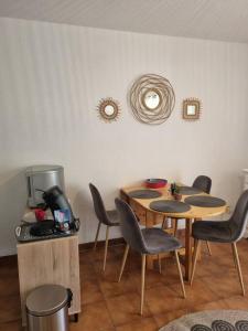 een eetkamer met 2 tafels en stoelen en een televisie bij studio cabine. Terrasse in Le Lavandou