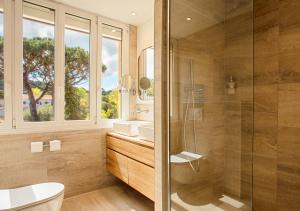La salle de bains est pourvue d'une douche et d'un lavabo. dans l'établissement Magnifique 3 pièces - Proximité Place des Lices avec parking, à Saint-Tropez