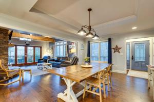 Χώρος καθιστικού στο Lakefront Butler Home with Hot Tub and Fire Pit!