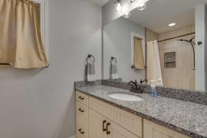 Ένα μπάνιο στο Lakefront Butler Home with Hot Tub and Fire Pit! +30 φωτογραφίες