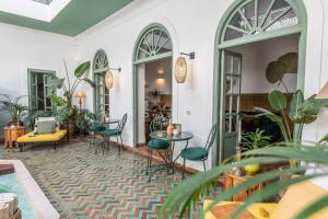 un hall avec des chaises, des tables et des plantes dans l'établissement Riad Agathe & Spa, à Marrakech