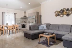 Køkken eller tekøkken på Spacious Villa with Private Pool in Dubrovnik