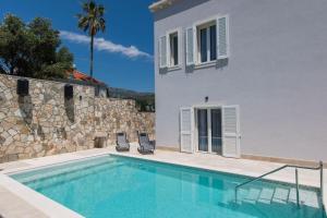 杜布羅夫尼克的住宿－5 bedrooms villa with private pool furnished terrace and wifi at Dubrovnik，别墅前设有游泳池