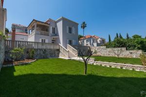 杜布羅夫尼克的住宿－5 bedrooms villa with private pool furnished terrace and wifi at Dubrovnik，一座大房子,带绿草庭院