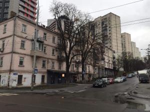 eine Stadtstraße mit auf der Straße geparkt in der Unterkunft Apartment near train station and close to city center in Kiew