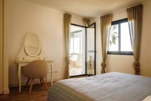 een slaapkamer met een bed, een spiegel en een bureau bij Fantastic Sea View Apartament DOÑA LOLA in Mijas +23 foto's