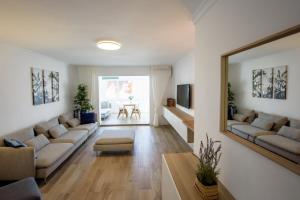 een woonkamer met een bank en een tafel bij Fantastic Sea View Apartament DOÑA LOLA in Mijas