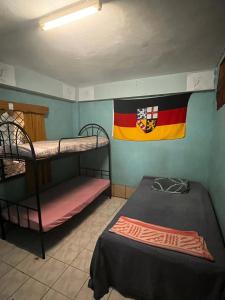 南迪的住宿－Save's Homestay，客房设有两张双层床,墙上挂着国旗
