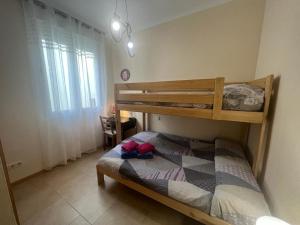 Un dormitorio con una litera con almohadas rojas. en Rooms Barco, en Madrid