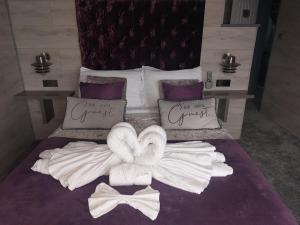 Kings Boutique Hotel في بلاكبول: غرفة فندق عليها سرير وفوط