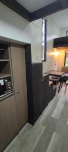 una camera con cucina e sala da pranzo di Cabañas Alto Bosque a Pucón