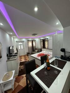uma sala de estar com uma mesa de jantar e um quarto em Sunshine Apartment with Private Pool and Parking em Kotor