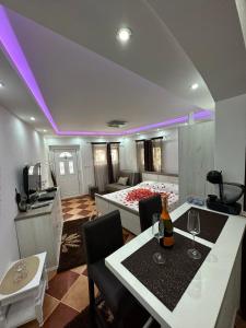 Fotografie z fotogalerie ubytování Sunshine Apartment with Private Pool and Parking v destinaci Kotor