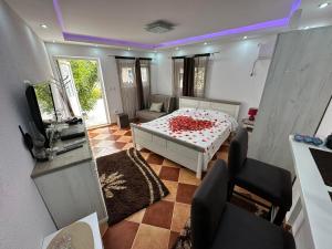 TV i/ili multimedijalni sistem u objektu Sunshine Apartment with Private Pool and Parking