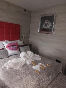 Kings Boutique Hotel في بلاكبول: غرفة نوم بسريرين يوجد مناشف على السرير