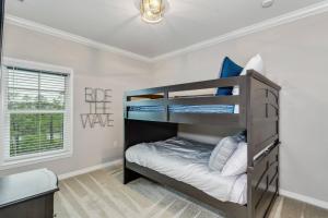 1 dormitorio con literas en una casa en Let the Good Tides Roll, en Pensacola