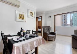 una sala da pranzo con tavolo e sedia di Estancia frente al Estadio y Ramblas a Santa Cruz de Tenerife