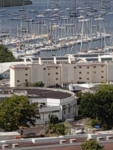 een aantal gebouwen en boten in een haven bij Residence vue sur mer in Le Marin