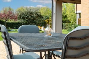 un jarrón de cristal sentado en una mesa con sillas en Il Giardino di Boccaccio, en Castenaso