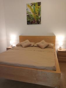 - une chambre avec un lit et 2 lampes dans l'établissement Da Piero e Gina, à Palidoro