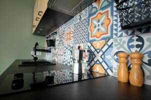 una cocina con encimera y azulejos de colores en la pared en Apartment Daisy Grand Kamelia en Sunny Beach