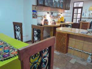 Hosting Home - Casa Bella في كاخاماركا: مطبخ بطاولة وقمة كونتر