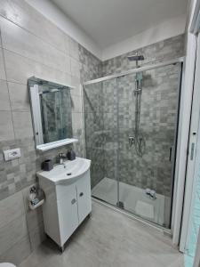 A bathroom at B&B HERCULANEUM RUINS