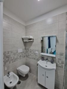 A bathroom at B&B HERCULANEUM RUINS