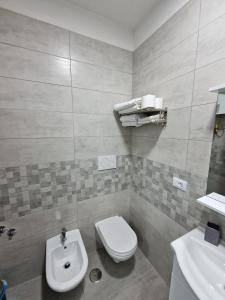 A bathroom at B&B HERCULANEUM RUINS