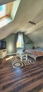 1 dormitorio con cama, mesa y ventana en Tully View House, en Donegal