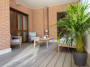een patio met banken, een tafel en planten bij AGM Suite Rome Airport Leonardo in Fiumicino