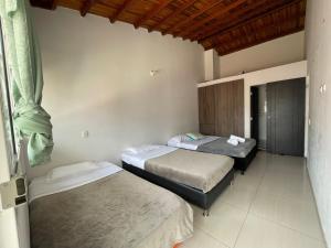 Habitación con 2 camas en una habitación en Apartamento en San Gil con parqueadero privado en San Gil