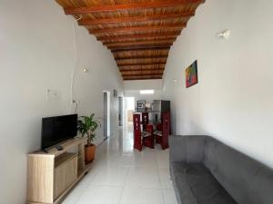 sala de estar con TV de pantalla plana en la pared en Apartamento en San Gil con parqueadero privado en San Gil